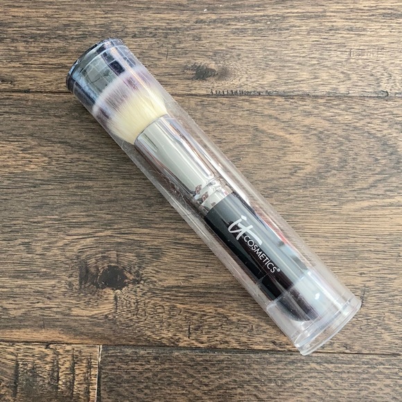 it cosmetics Other - It Cosmetics Heavenly Luxe Flat Top Buffing Brush it cosmetics Other - It Cosmetics Heavenly Luxe Flat Top Buffing Brush